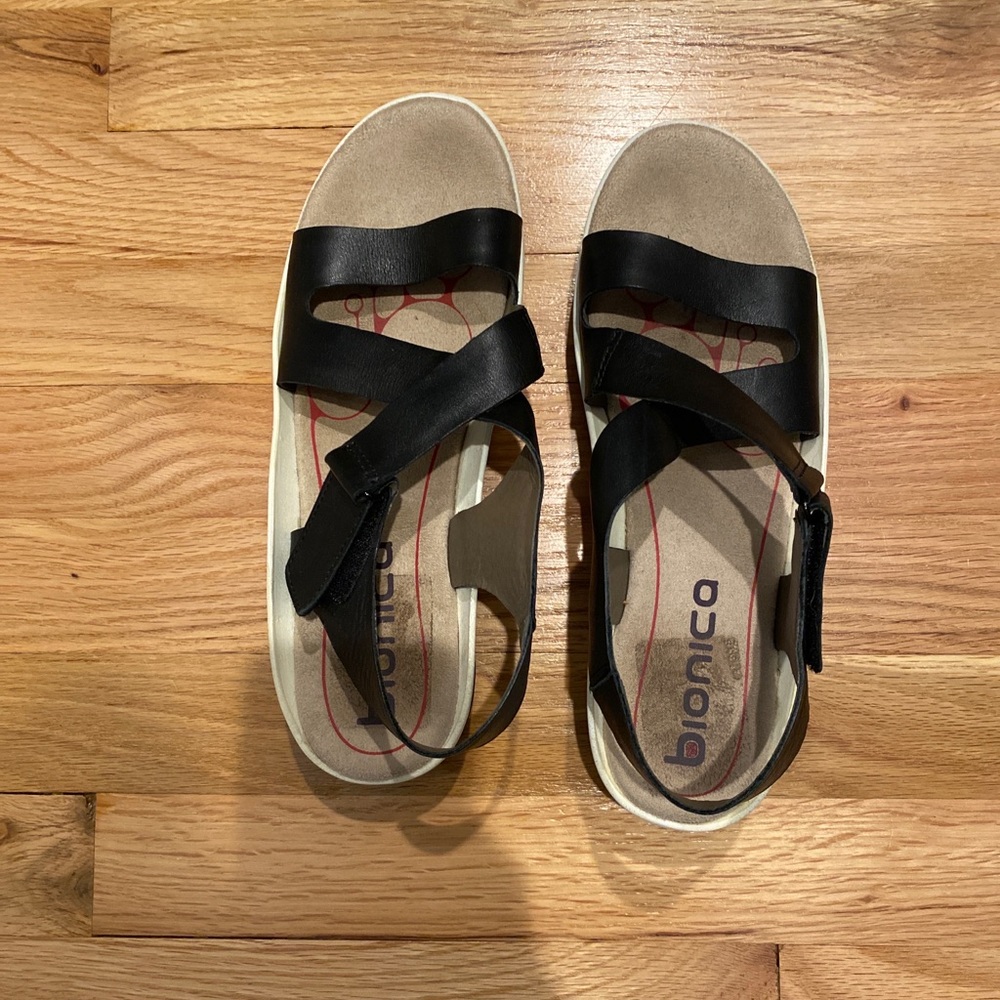 bionica Black Leather Sandal Size 9 EUC!